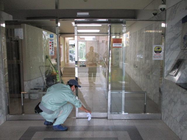 建物共用部の清掃作業