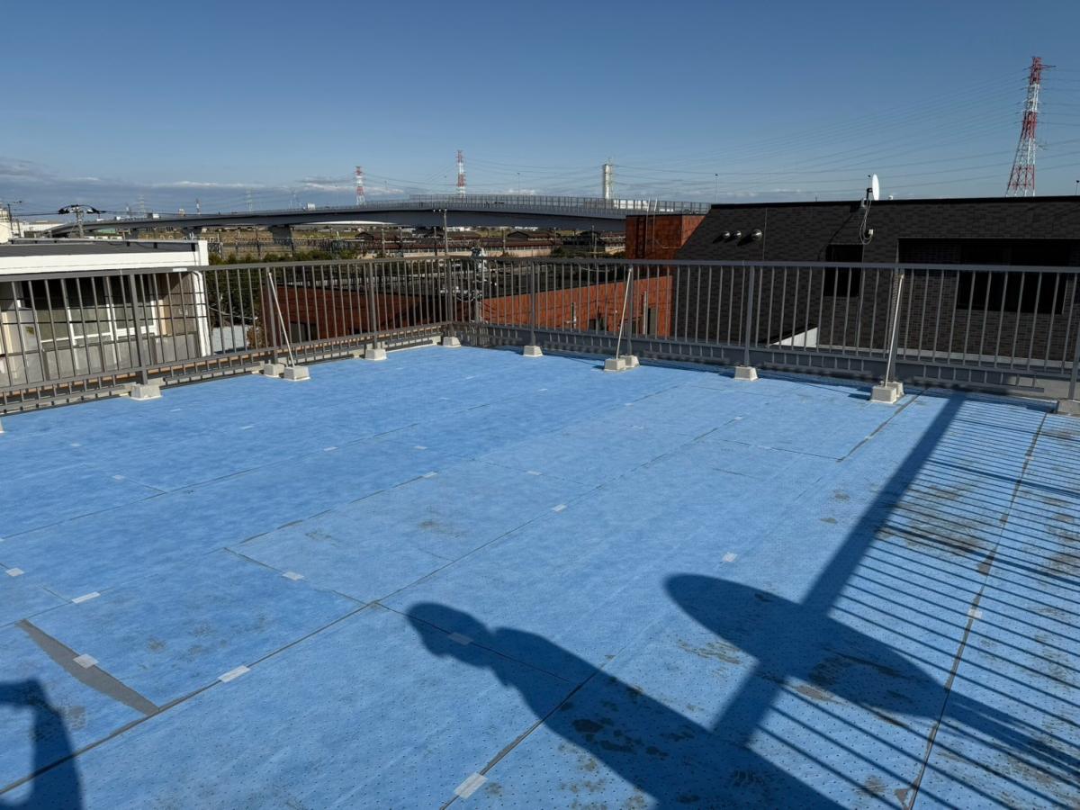 AVシート工法で下地の動きに追従し、防水層を長持ちさせます