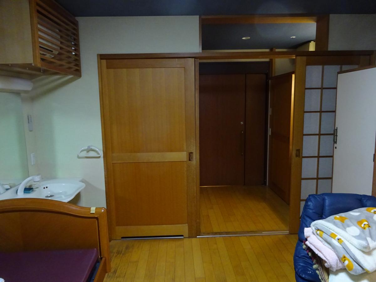 床の傷や汚れが多数