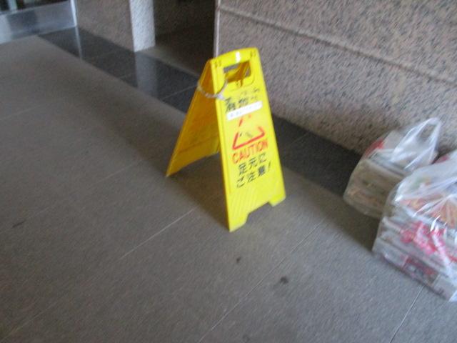 建物内各所に看板を設置し、入居者様の安全策を取っております。