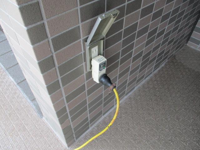 コンセント使用の際は漏電ブレーカーを使用して万一に備えます。