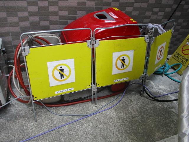 通常の高圧機にプラスしてホットマンと呼ばれる機器を追加して、45℃～60℃の温水高圧洗浄を実施しました。