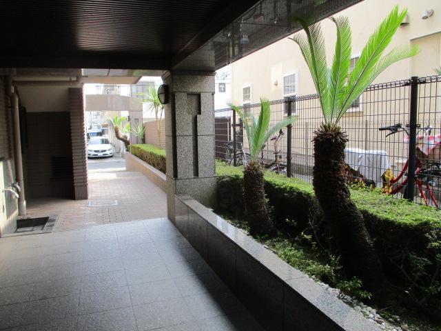 敷地内植栽の剪定作業・駐車場等の雑草草刈り作業