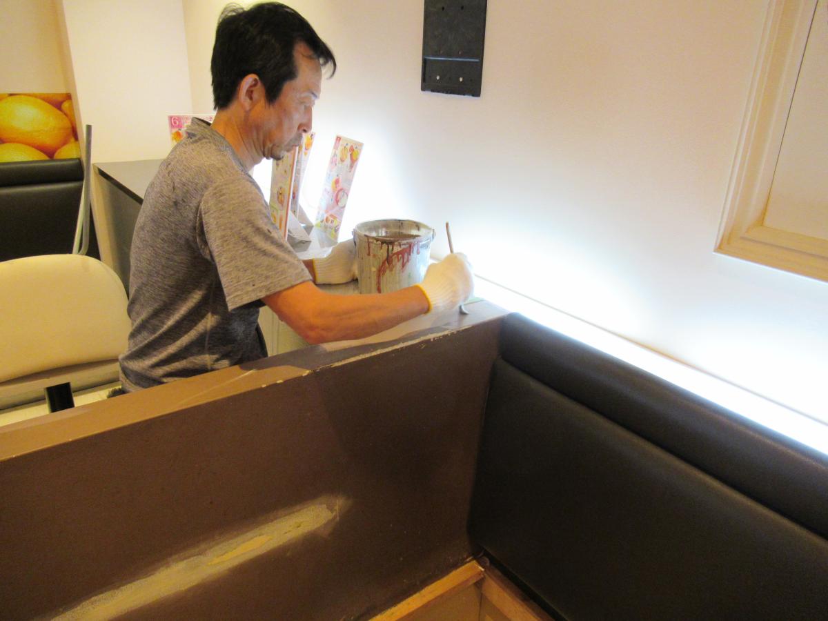 壁　塗装中