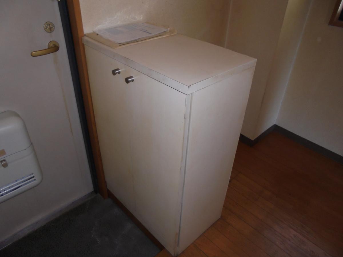 タバコのヤニが染みついて清掃では落ちなく、扉の表面等が剥がれて劣化している下駄箱